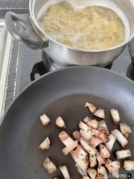 Rigatoni con guanciale al pesto rojo y bocconcini