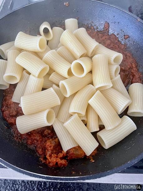 Rigatoni con guanciale al pesto rojo y bocconcini