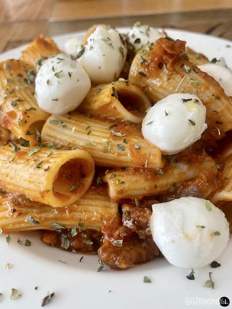 Rigatoni con guanciale al pesto rojo y bocconcini