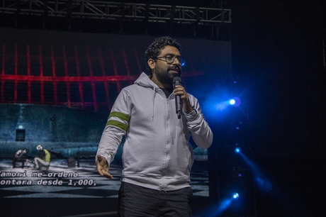 Miguel Ángel Leal (Mike), uno de los invitados internacionales compartiendo desde el escenario.