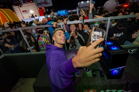 Martín (Coscu) junto a sus fanáticos.