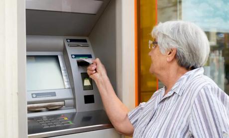 Cuándo se cobra la pensión en agosto: fechas confirmadas por los bancos