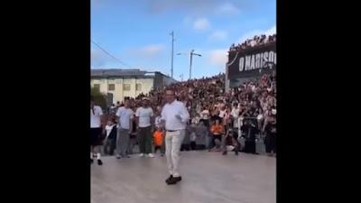 Abel Caballero intenta hacer break dance y reta a Almeida. Abel Caballero intenta hacer break dance y reta a Almeida.