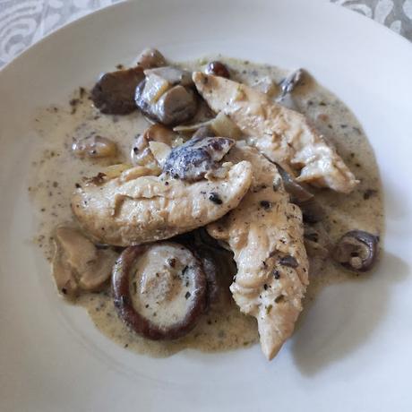 POLLO CON SETAS EN SALSA DE TRUFAS