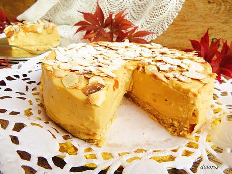 Pastel fresco de mascarpone y dulce de leche con almendras (sin cocción)
