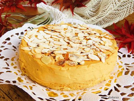 Pastel fresco de mascarpone y dulce de leche con almendras (sin cocción)
