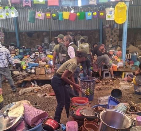 Guardia Civil apoya a comerciantes afectados por las lluvias en la FENAPO Guardia Civil apoya a comerciantes afectados por las lluvias en la FENAPO