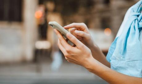 Santander, BBVA y Unicaja alertan por la nueva estafa que combina SMS con llamadas telefónicas