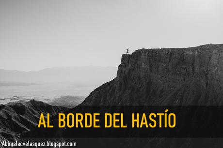 AL BORDE DEL HASTÍO