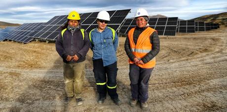 Tres mujeres, en la construcción del parque solar de Neuquén