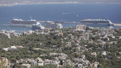 Cinco cruceros en un mismo día en el Puerto de Palma de Mallorca.