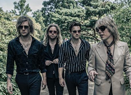 The Struts cantan al Sunset Strip en ‘Fallin’ with me’