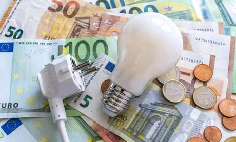 El tope del gas llega a la factura de la luz: así afecta a los consumidores con tarifa regulada o libre