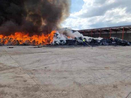 Se registra incendió en empresa en la Delegación de La Pila