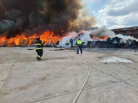 Se registra incendió en empresa en la Delegación de La Pila