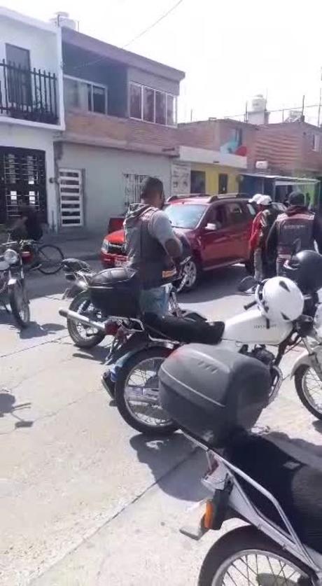 Protestan trabajadores de INTERAPAS por bajos salarios y pésimas condiciones laborales