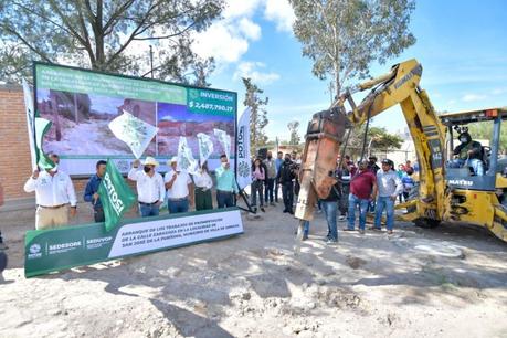 En gira por Villa de Arriaga entrega Gallardo apoyos escolares y atestigua arranque de obra