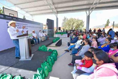 En gira por Villa de Arriaga entrega Gallardo apoyos escolares y atestigua arranque de obra