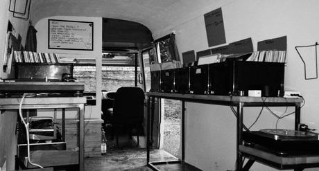 LA FURGONETA DE LA TIENDA DE DISCOS MÓVIL CON SEDE EN BERLÍN THE GHOST HA CERRADO LA FURGONETA DE LA TIENDA DE DISCOS MÓVIL CON SEDE EN BERLÍN THE GHOST HA CERRADO