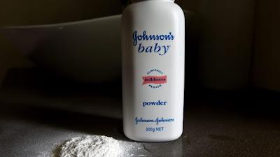 En el 2023, Johnson & Johnson suspende la venta de sus polvos de talco en todo el mundo.