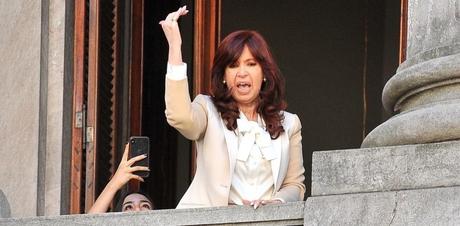 UNA MUJER NERVIOSHA Y EN LO OSCURO