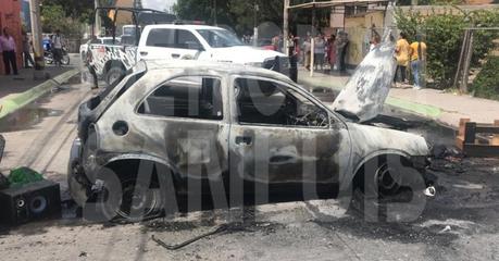 Sujetos abandonan vehículo y le prenden fuego en Pavón