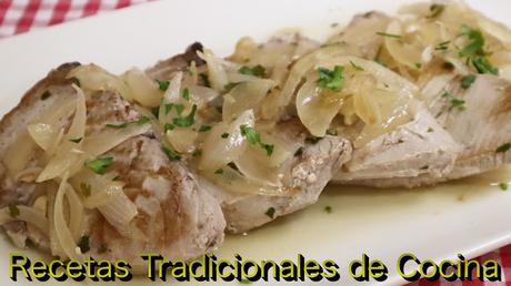 Receta de filetes de atún en salsa de cebolla, un plato muy fácil y delicioso