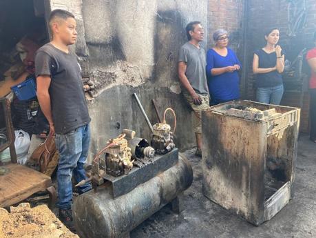 (video)Incendio en taller de la colonia Tercera Grande: 14 perros fallecen