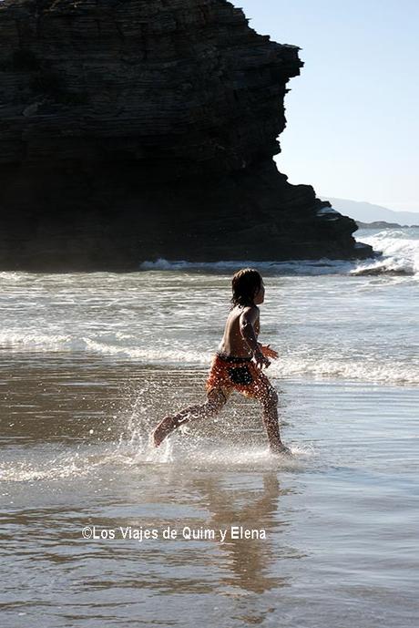 Éric jugando con el agua