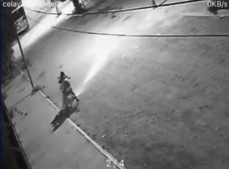 (Video) Motociclistas abandonan cadáver en la colonia Abastos Infonavit