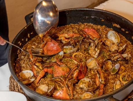 La Donzella de la Costa: playa, paellas, carbón y sabor a mar