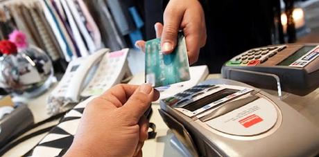 Notifican a comercios que no pueden manipular tarjetas de débito y crédito