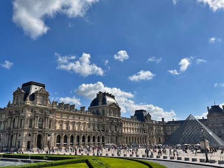 Museo del Louvre visto desde lo alto del autobús turístico de París.