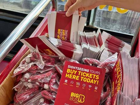 Auriculares, mapas y folletos en el bus turístico de París