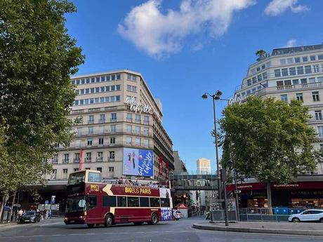 Un autobús panorámico de París frente a Galerías Lafayette