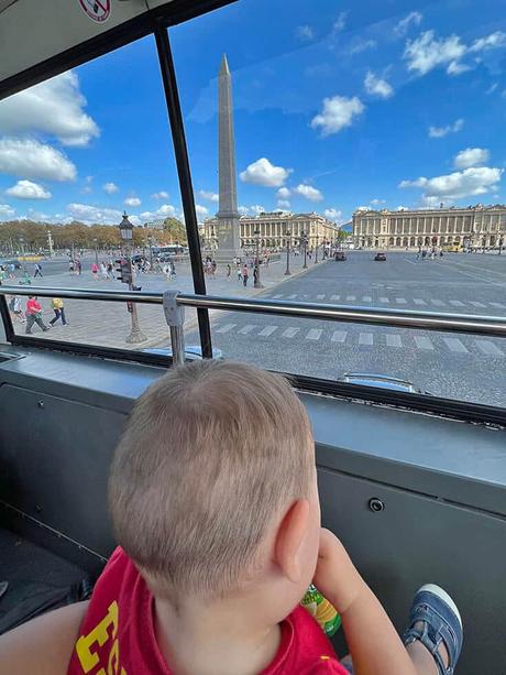 ¿Merece la pena el bus hop on hop off de París? Con un bebé, sí