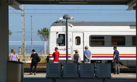 Ya se pueden usar los abonos gratuitos de Renfe