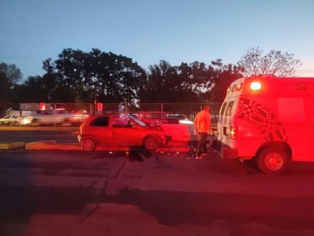 Hombre termina prensado tras chocar su auto en Ciudad Fernández