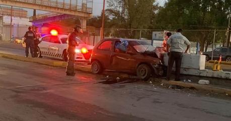 Hombre termina prensado tras chocar su auto en Ciudad Fernández