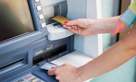 ¿Qué debo hacer si el cajero automático se ha tragado mi tarjeta?