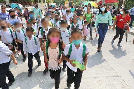Entrega Gallardo paquetes escolares en Rayón