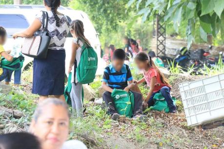 Entrega Gallardo paquetes escolares en Rayón