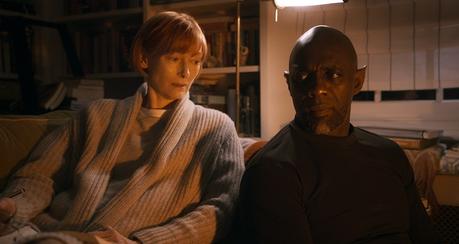 Tres mil años esperándote – Como un genio atrapado espero