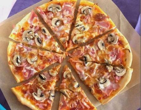Pizza de champiñones y bacón