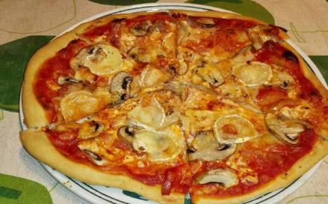 Pizza de champiñones y bacón