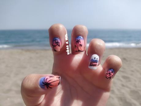 Diseño de uñas con palmeras para verano y playa