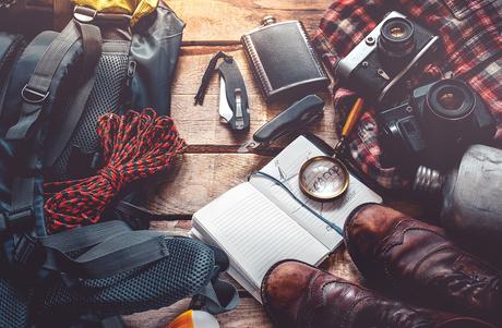 Una lista de accesorios para acampar que necesitará en su viaje de campamento Imagen que contiene interior, sofá Descripción generada automáticamente