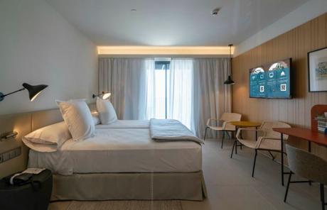 Paradores apuesta por el liderazgo tecnológico junto a ZAFIRO