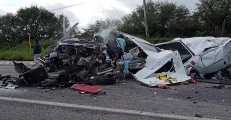 (video) Ambulancia choca contra camión en la carretera Venado – Charcas, un muerto