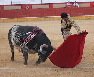 RAFAELILLO Y OLIVA SOTO A HOMBROS EN CABRA